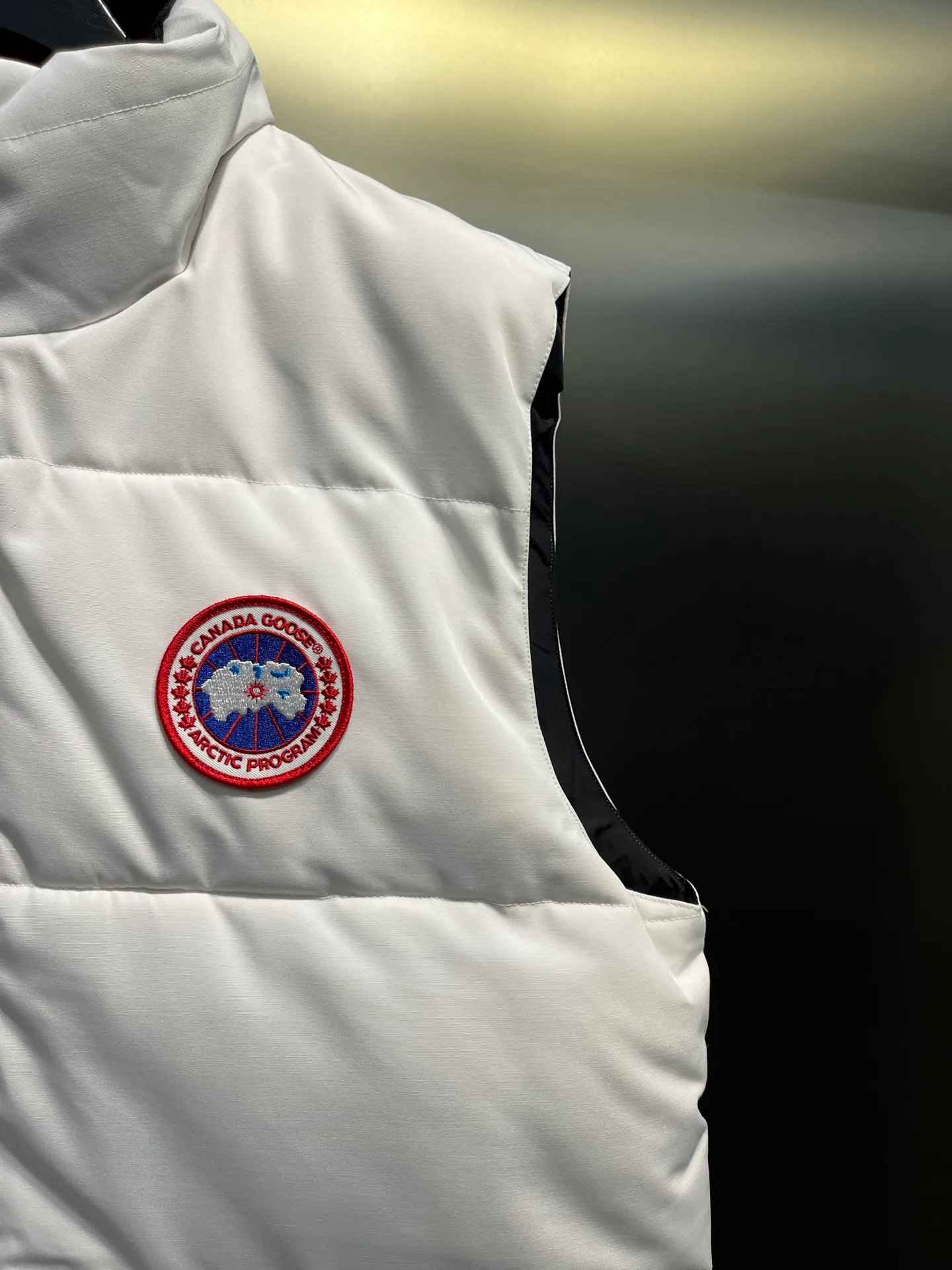 P380 🇨🇦Canada Goose""🇨🇦🌟 (pure white, non-returnable) Garson down vest has always been recognized as the warmest down jacket. Various Instagram celebrities, Internet celebrities, and celebrities often wear it for street photos. I make Canada Goose every year, but I still can't get rid of my love for it. No matter how cold the days are, there is no need to be afraid, because there is! Filled with 90% white duck down, it is the legendary warmest down jacket and is known as a must-have for Arctic outdoor sports! The most popular down jacket in the world, celebrities are rushing to buy it, it is a must-have!  Size: XS to 2XL